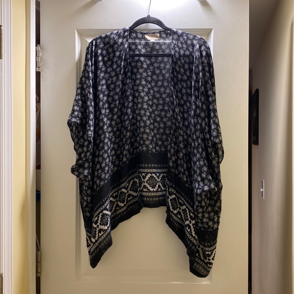 LOFT. Black and white printed cardigan. Women’s. One size.